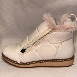White Mountain Taurus White Puffer Booties - Faux Fur - Size 6.5